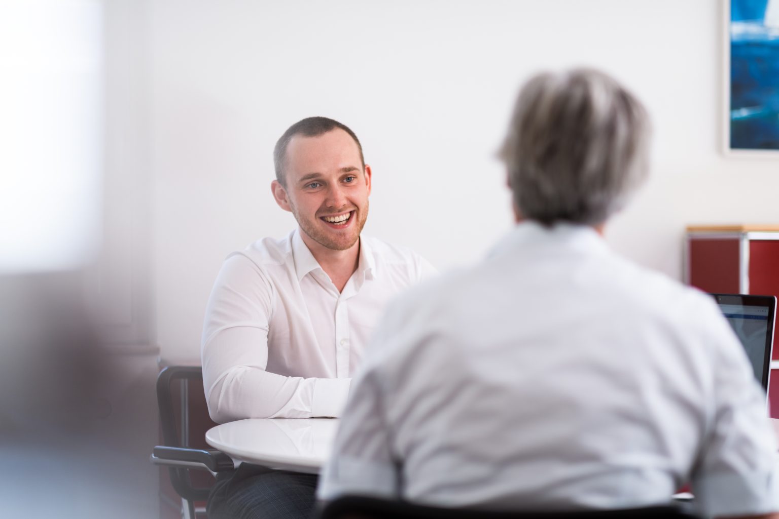 Personalvermittlung: Frau Wefers in einem Gespräch mit einem Bewerber